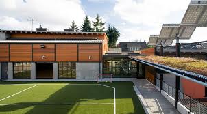 A 20-kWh photovoltaic system generates all of the building's electricity.